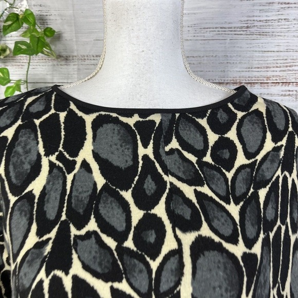 Stylish Black and White Women's Sweater - Picture 4 of 13